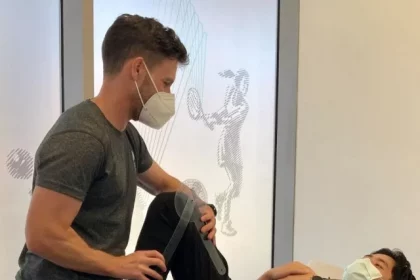 Rob_performing_a_knee_assessment